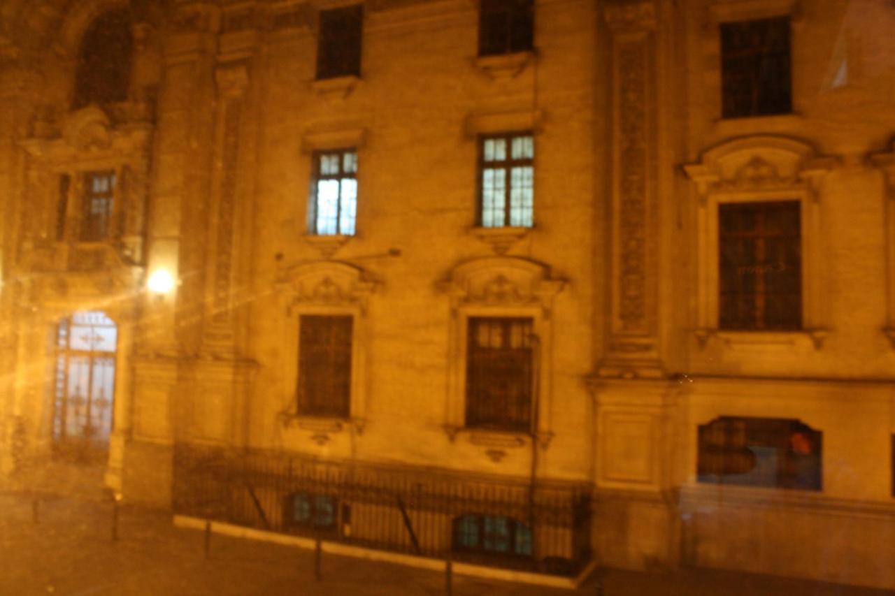 Main Square Apartment Лима Екстериор снимка
